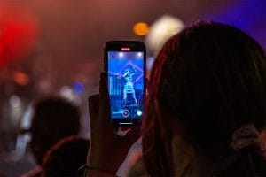 Konzertfotografie Kassel: Blick durchs Smartphone aufs Bühnenmotiv