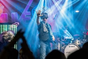 Konzertfotografie Kassel: Frontsänger im Nebel vor Neon-Elementen