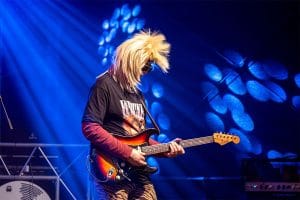 Eventfotografie Kassel: Gitarrist im Retro-Look im Scheinwerferlicht