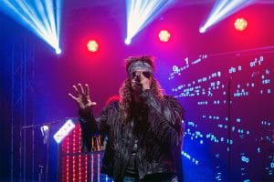 onzertfotografie Kassel: Sänger mit Lederjacke vor LED-Wand