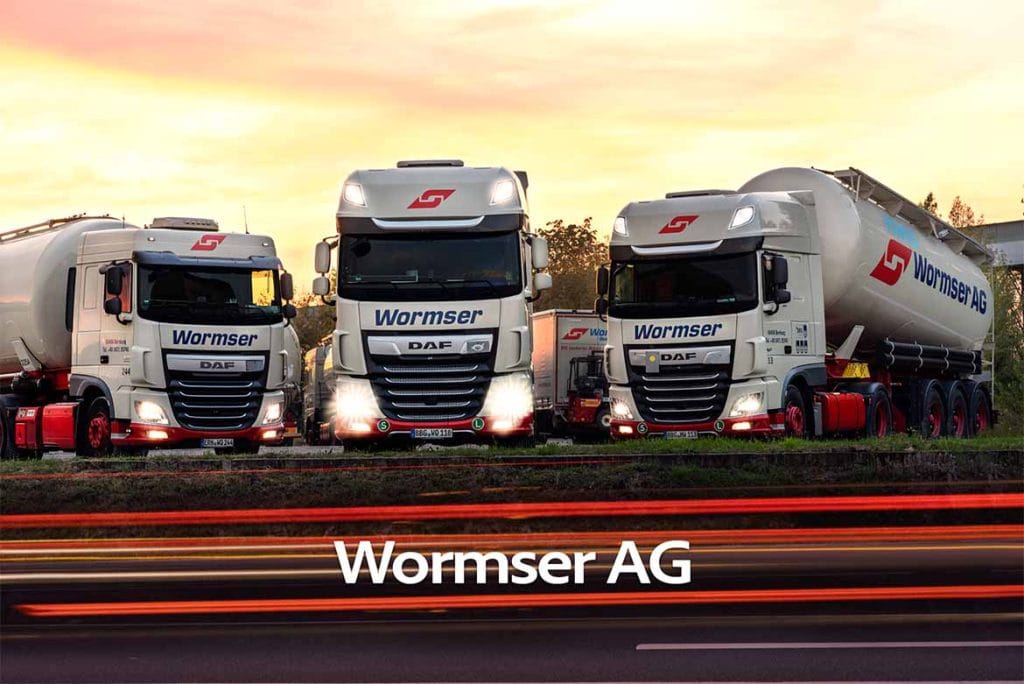 Flotte von Wormser AG LKWs auf der Autobahn bei Sonnenuntergang – Business Fotografie & Video Kassel für Logistik und Transport